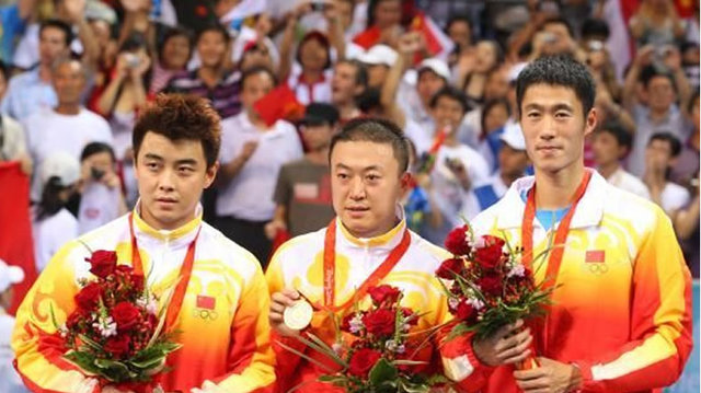 中国选手马琳(中),王皓(左),王励勤在领奖台上